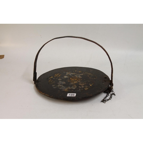 100 - Iron flat iron griddle pan, 32cm diameter.