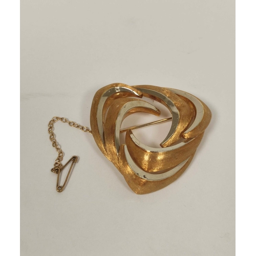 2 - Yellow and white gold brooch of trefoil form with polished and matted loops, 14g.