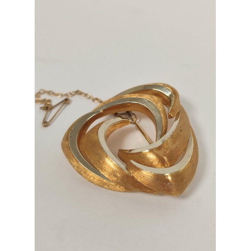 2 - Yellow and white gold brooch of trefoil form with polished and matted loops, 14g.