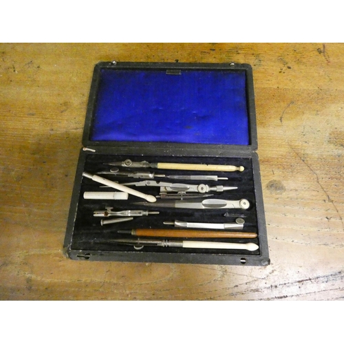 60 - Vintage drawing set.