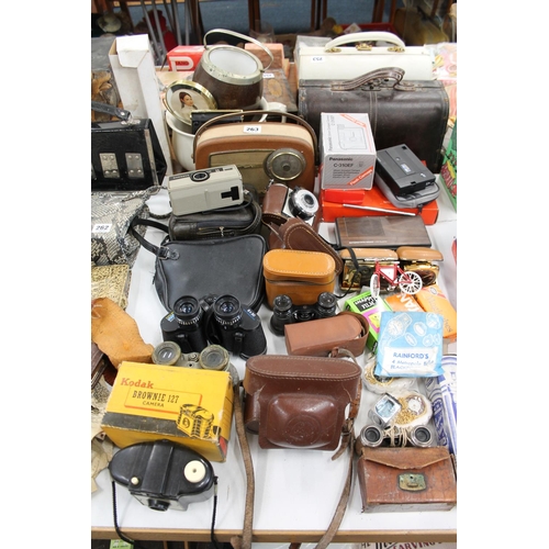 263 - Vintage cameras to include Kodak, Brownie, Viscount Baluixette, Hawk Eye Instamatic II, etc., also b... 