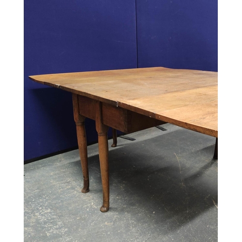 556 - George III style oak gateleg dining table with drop ends, on six pad foot supports, 73cm high, 137cm... 