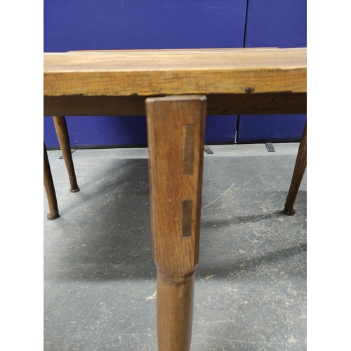 556 - George III style oak gateleg dining table with drop ends, on six pad foot supports, 73cm high, 137cm... 