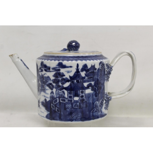 184 - 18th century Chinese blue and white porcelain teapot of reeded cylindrical form with entwined strap ... 