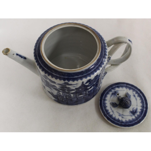 184 - 18th century Chinese blue and white porcelain teapot of reeded cylindrical form with entwined strap ... 