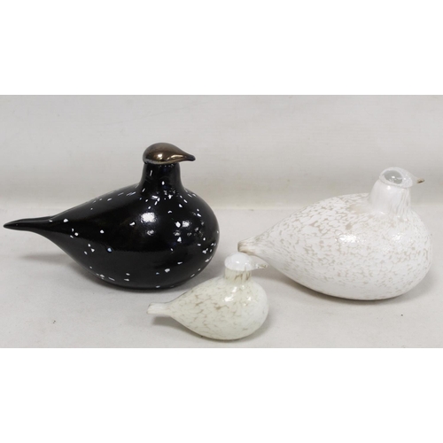 191 - Three Finnish Nuutajärvi blown glass figures of birds, one black with speckles and silvered hea... 