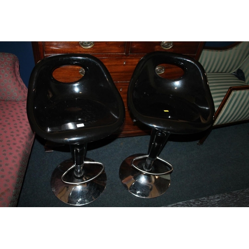 724 - Two chromed bar stools.