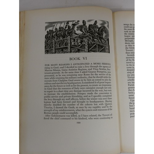 139 - GOLDEN COCKEREL PRESS.  De Chair Somerset (Ed).Julius Caesar's Commentaries. Ltd. ed.105/320. W... 