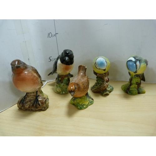 101 - Ten assorted Beswick bird figures including robin, goldfinch, nuthatch, greenfinch, grey wagtail, bl... 