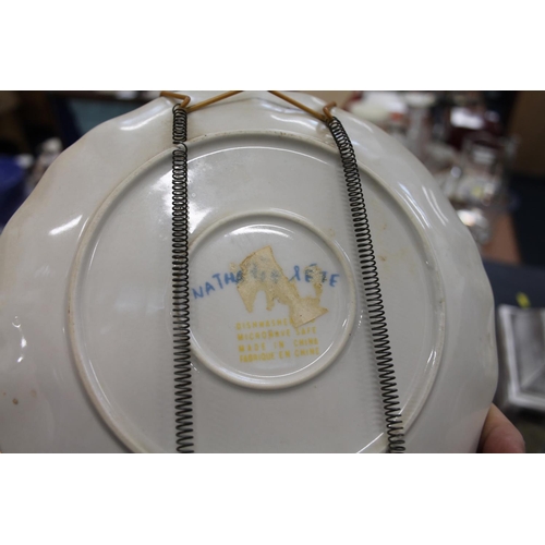 424 - Wedgwood floral decorated dinnerware, a bird decorated plate, etc.