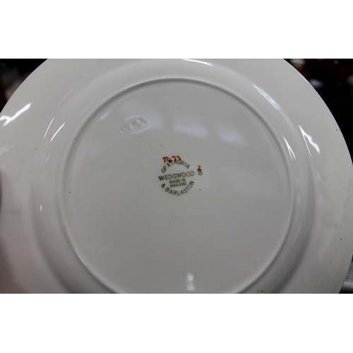 424 - Wedgwood floral decorated dinnerware, a bird decorated plate, etc.