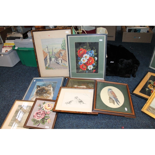 429 - Box containing pictures and prints.