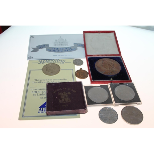 462 - Victorian bronzed commemorative Diamond Jubilee medallion, 58mm, coins, etc.