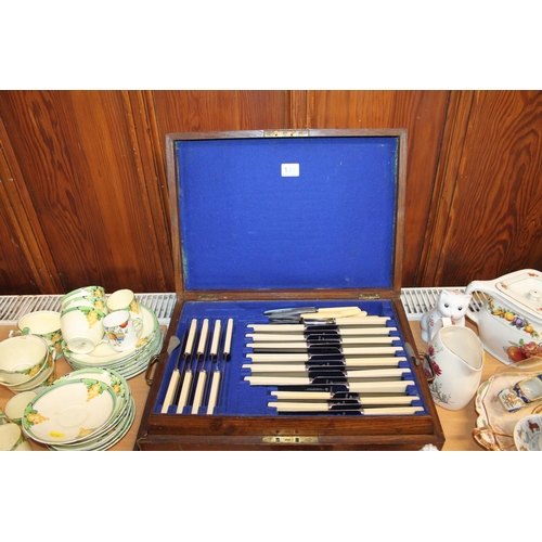 178 - Oak canteen of cutlery.