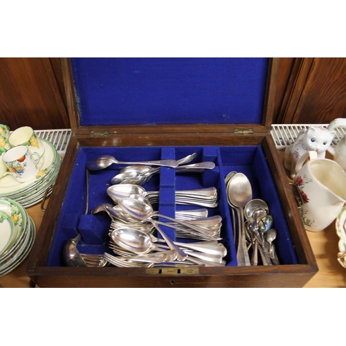 178 - Oak canteen of cutlery.