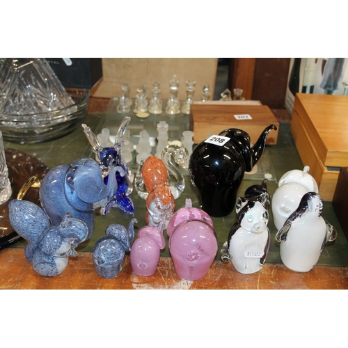 208 - Glass Wedgwood and other animal paperweights.
