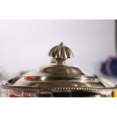 64 - George III silver three-piece tea set of attractive boat shape with 'woven' band, makers mark SH, pr... 