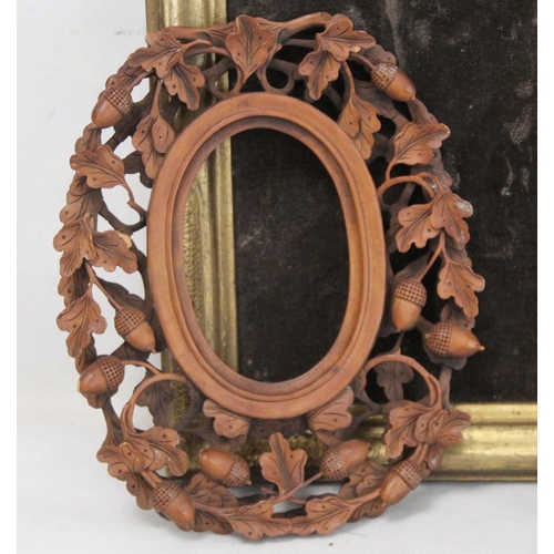 282 - Pair of 19th century picture frames, carved and pierced with acorns and oakleaves, to fit images 9.5... 