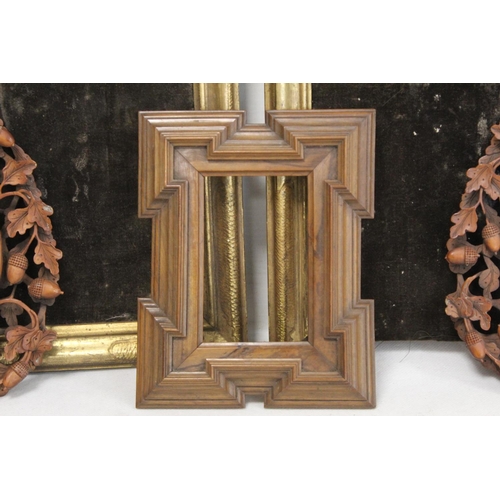 282 - Pair of 19th century picture frames, carved and pierced with acorns and oakleaves, to fit images 9.5... 