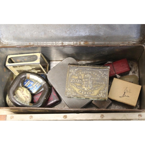 327 - Box of miscellanea including: various snuff and trinket boxes; advertising items including paperkniv... 