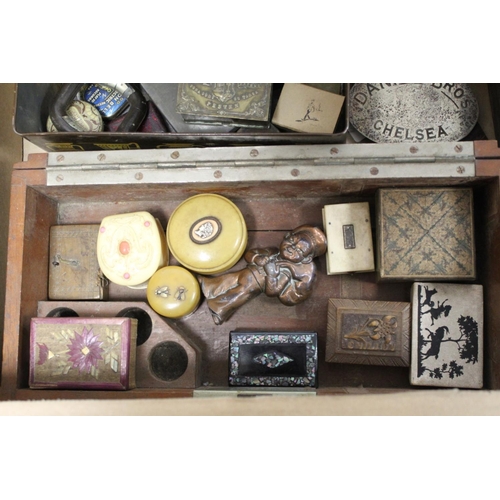 327 - Box of miscellanea including: various snuff and trinket boxes; advertising items including paperkniv... 