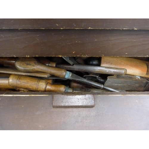 117 - Toolbox containing early 20th century and later wood-mounted tools including chisels, planes, some n... 