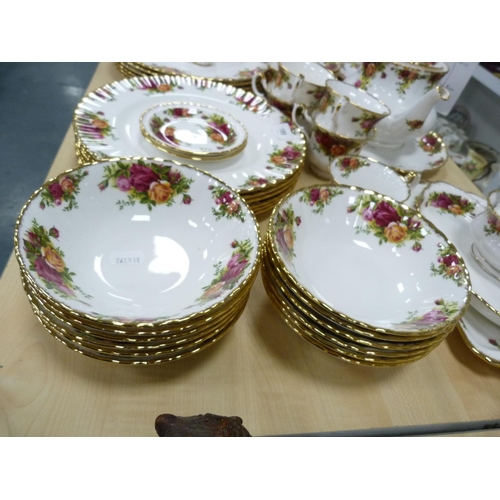 189 - Collection of Royal Albert 'Old Country Roses' tea and dinnerwares including teapot, dinner plates, ... 