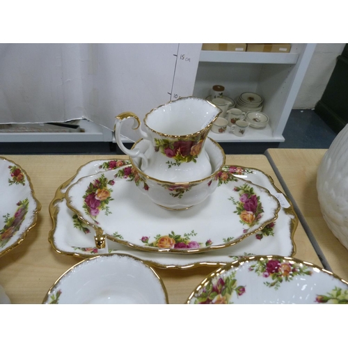 189 - Collection of Royal Albert 'Old Country Roses' tea and dinnerwares including teapot, dinner plates, ... 