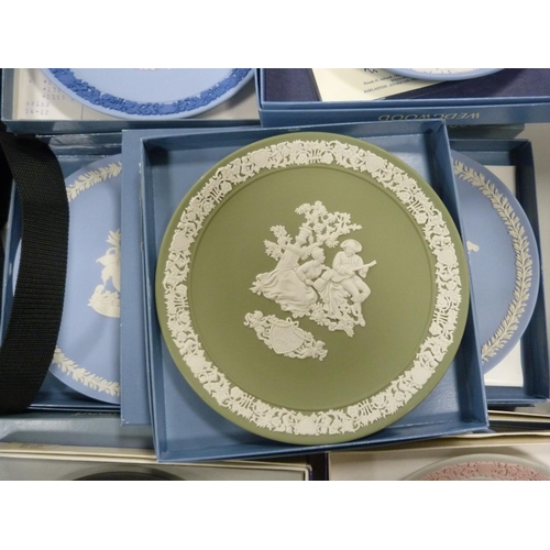 75 - Collection of boxed Wedgwood boxed plates including blue Jasper ware, Black Basalt, white with pink ... 