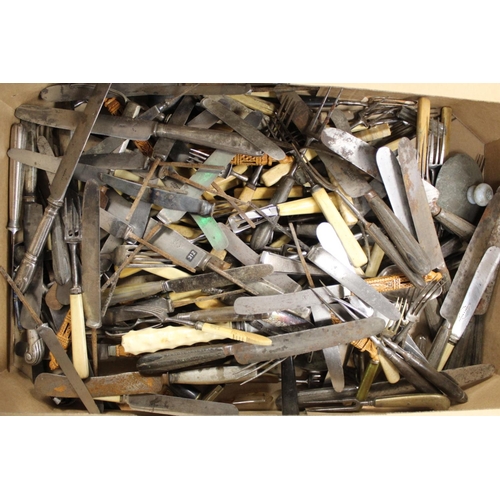 370 - Box of miscellaneous antique cutlery including ivory, horn, twin handle and other knives, forks, etc... 