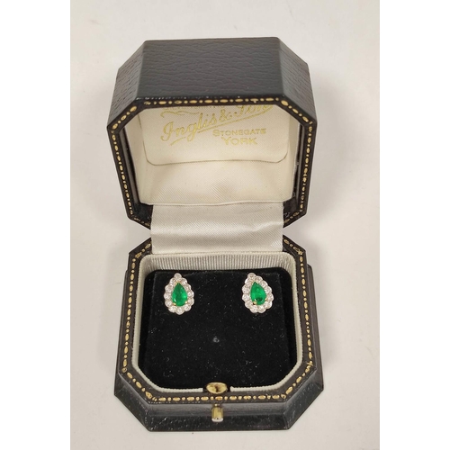 61 - Pair of earrings of pear shape with an emerald and diamond brilliants, matching the preceding, 11mm.