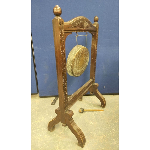 568 - Antique 1920s service gong with a ark oak frame carved with oriental motifs. Complete with beater. 1... 