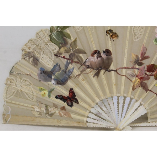 420 - Late 19th/early 20th century ladies fan, the hand painted gauze leaf depicting a meadow of daisies, ... 