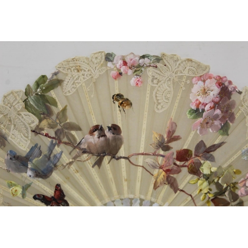 420 - Late 19th/early 20th century ladies fan, the hand painted gauze leaf depicting a meadow of daisies, ... 