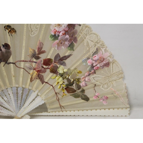 420 - Late 19th/early 20th century ladies fan, the hand painted gauze leaf depicting a meadow of daisies, ... 