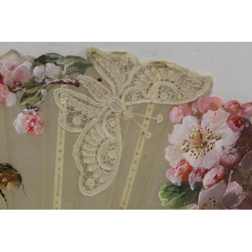 420 - Late 19th/early 20th century ladies fan, the hand painted gauze leaf depicting a meadow of daisies, ... 