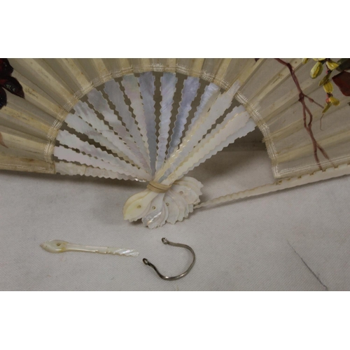 420 - Late 19th/early 20th century ladies fan, the hand painted gauze leaf depicting a meadow of daisies, ... 