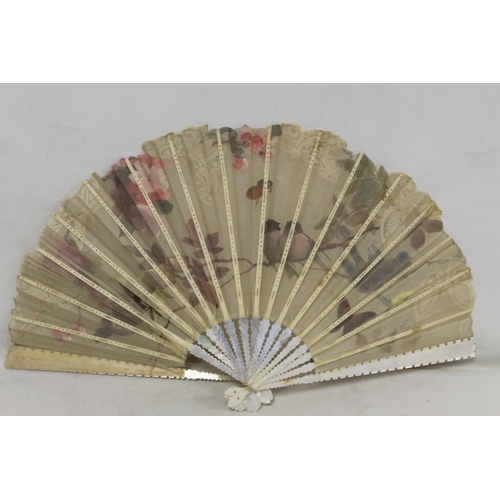 420 - Late 19th/early 20th century ladies fan, the hand painted gauze leaf depicting a meadow of daisies, ... 