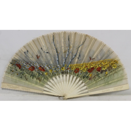 420 - Late 19th/early 20th century ladies fan, the hand painted gauze leaf depicting a meadow of daisies, ... 