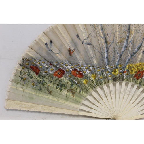 420 - Late 19th/early 20th century ladies fan, the hand painted gauze leaf depicting a meadow of daisies, ... 