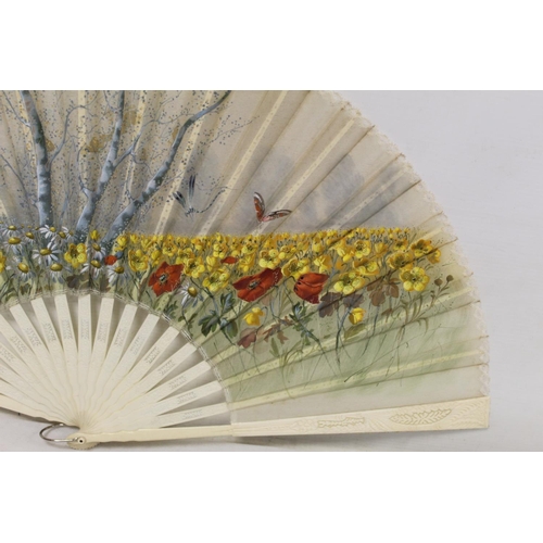 420 - Late 19th/early 20th century ladies fan, the hand painted gauze leaf depicting a meadow of daisies, ... 