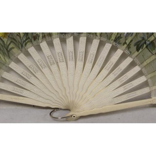 420 - Late 19th/early 20th century ladies fan, the hand painted gauze leaf depicting a meadow of daisies, ... 