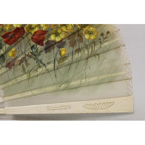 420 - Late 19th/early 20th century ladies fan, the hand painted gauze leaf depicting a meadow of daisies, ... 