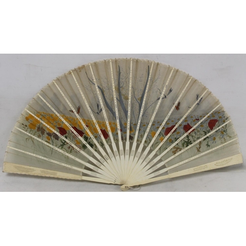 420 - Late 19th/early 20th century ladies fan, the hand painted gauze leaf depicting a meadow of daisies, ... 