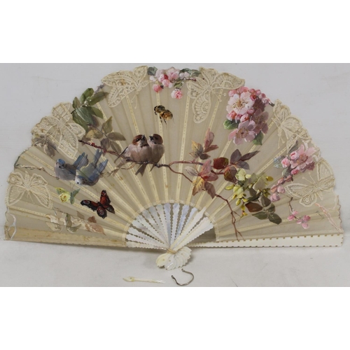 420 - Late 19th/early 20th century ladies fan, the hand painted gauze leaf depicting a meadow of daisies, ... 