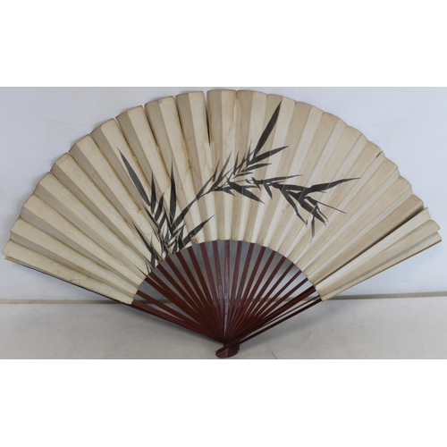 443 - Collection of  19th and early 20th century fans, comprising: Chinese fan with embroidered silk leaf ... 