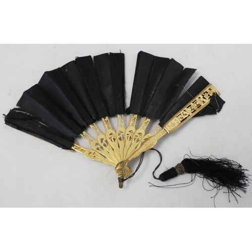 443 - Collection of  19th and early 20th century fans, comprising: Chinese fan with embroidered silk leaf ... 