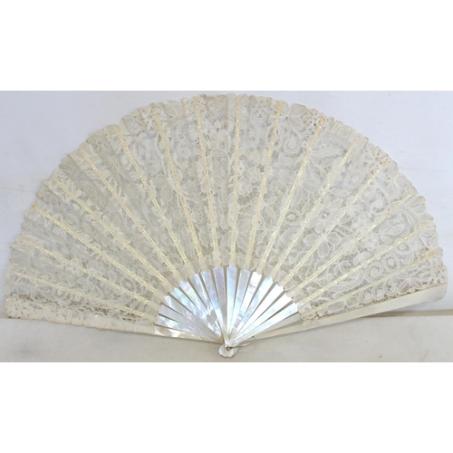 446 - Five various 19th/early 20th century ladies fans, comprising: Duvelloroy mother of pearl and painted... 