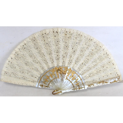 446 - Five various 19th/early 20th century ladies fans, comprising: Duvelloroy mother of pearl and painted... 