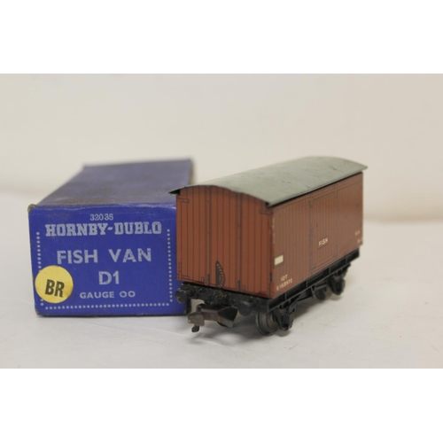 61 - Quantity of vintage Hornby Dublo 00 die-cast rolling stock and carriages to include D1 Through Stati... 